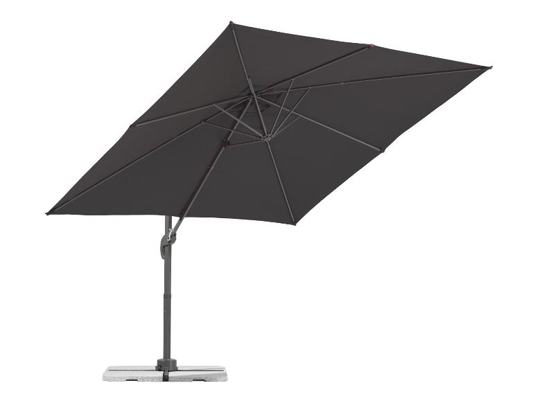 Donkergrijze rechthoekige zweefparasol met voet op een witte achtergrond.