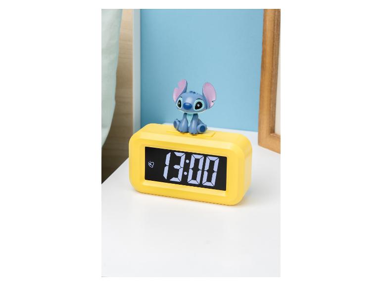 Stitch wekker met gele basis en digitaal display dat 13:00 toont