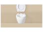 Wit wandcloset met open deksel tegen een beige muur.