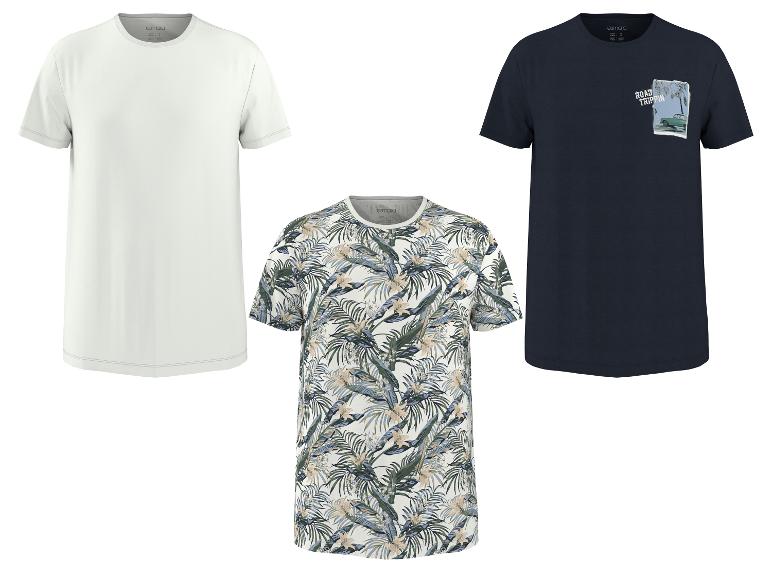 Drie heren T-shirts: één wit, één met tropische print en één marineblauw met een 'ROAD TRIPPIN'' print.