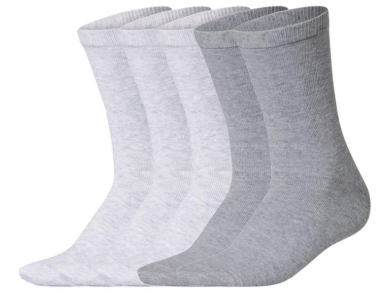 Vijf paar grijze en witte sokken, gerangschikt op een rij.