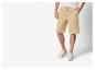 Beige shorts en sneakers voor heren.