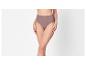 Vrouw in huidkleurige high-waist slip.