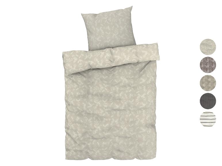 Beige dekbedovertrek met wit bloemmotief.