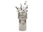 Glazen vaas met geribbelde textuur, gevuld met paarse bloemen en eucalyptus.