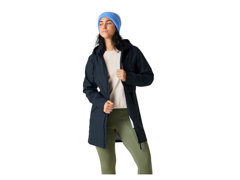 Vrouw met blauwe muts, donkerblauwe jas en olijfgroene legging