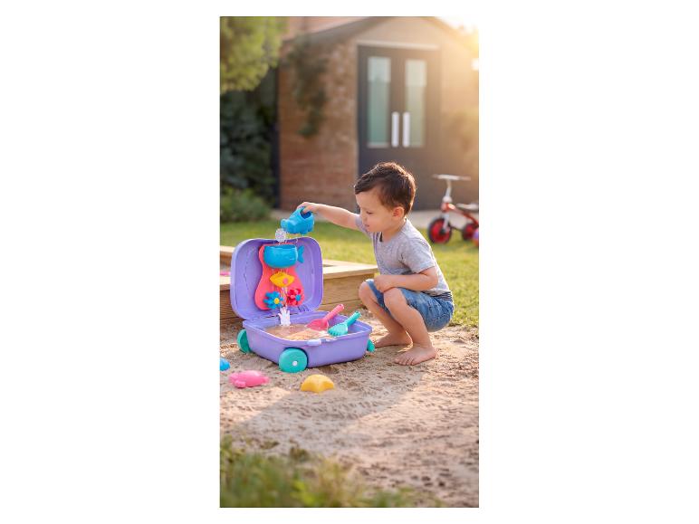 Peuter speelt met een water- en zandspeeltafel in een zandbak.
