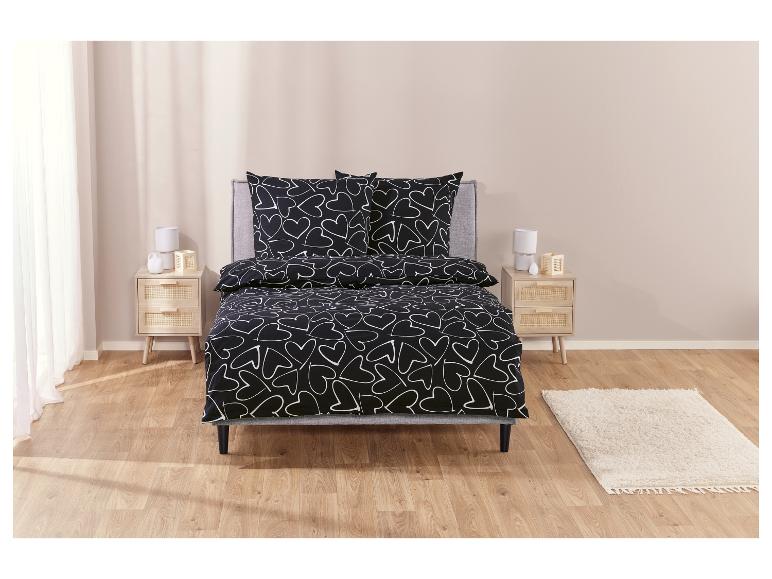 Een zwart dekbedovertrek met witte hartjes