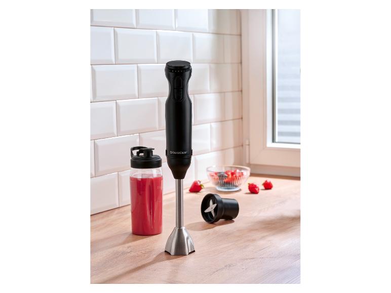 SilverCrest staafmixer met smoothiebeker en fruit op een aanrecht.