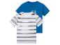 Twee kinder t-shirts: een wit-zwart gestreept t-shirt en een blauw t-shirt met surfplanken.