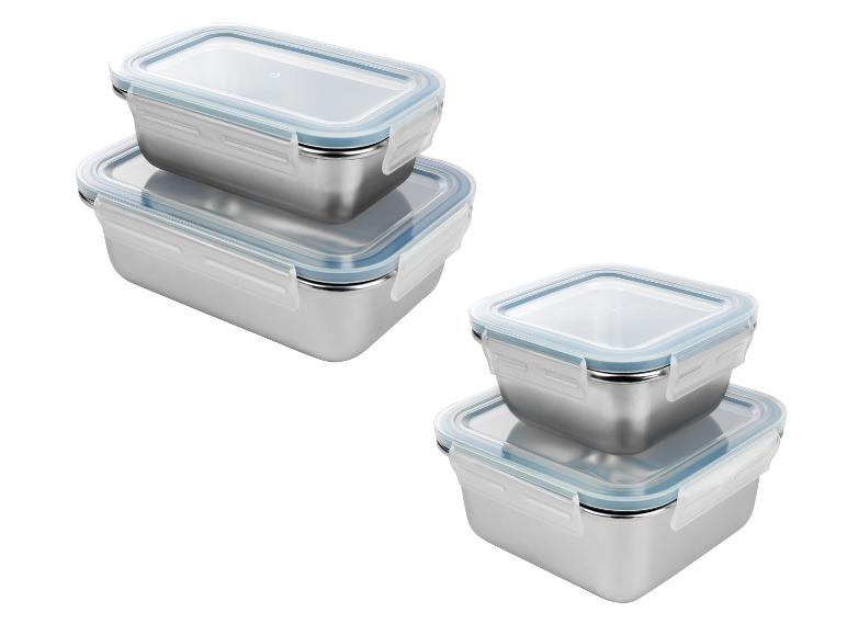 Twee stapelbare, rechthoekige, roestvrijstalen lunchboxen met blauwe deksels.