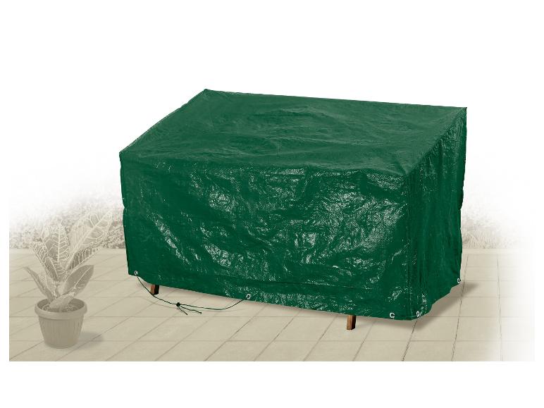 Groene beschermhoes voor tuinmeubelen op een terras met een potplant.
