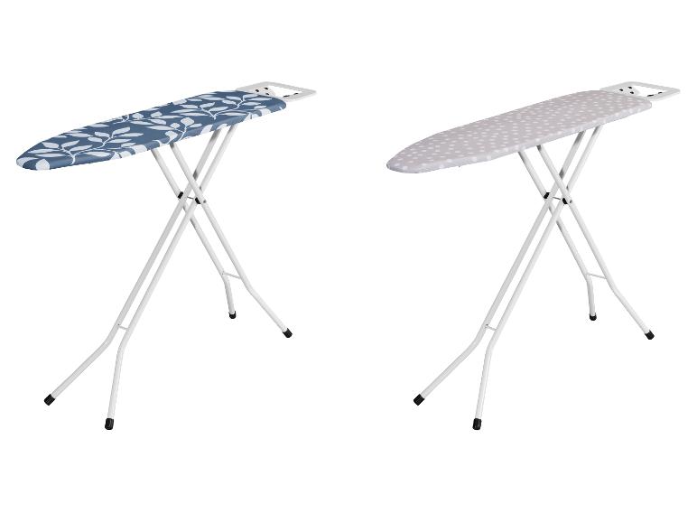 Twee strijkplanken met een blauw bladpatroon en een grijs stippenpatroon.