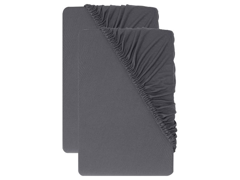 Twee grijze hoeslakens, gevouwen en achter elkaar geplaatst