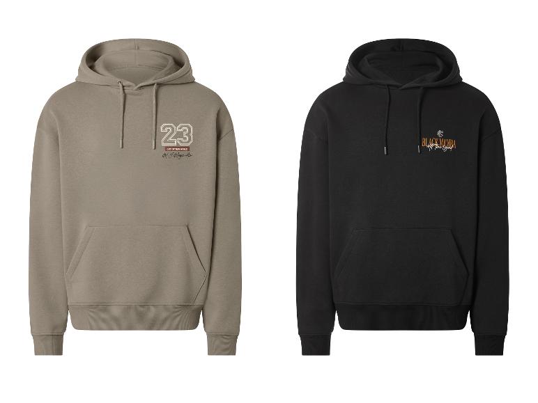 Twee hoodies, één beige met nummer 23 en één zwart met een basketbalmotief.