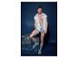 Jonge man draagt grijze boxershort en witte mouwloze hoodie, poserend op metalen kast.