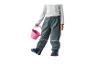 Kind in grijze waterdichte broek en shirt, met roze emmer.