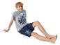 Stitch pyjama voor jongens: grijs shirt en donkerblauwe shorts.