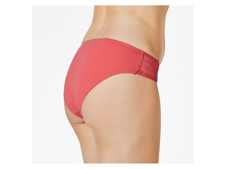 Roze slip van microvezel en kant.