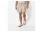 Beige gestreepte shorts en beige sneakers voor heren.