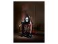 Halloween Grim Reaper ballon met rode ogen en zeis, kaarsen en pompoen op de achtergrond.