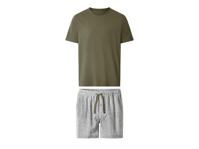 Herenpyjama: olijfgroen T-shirt en gestreepte shorts.