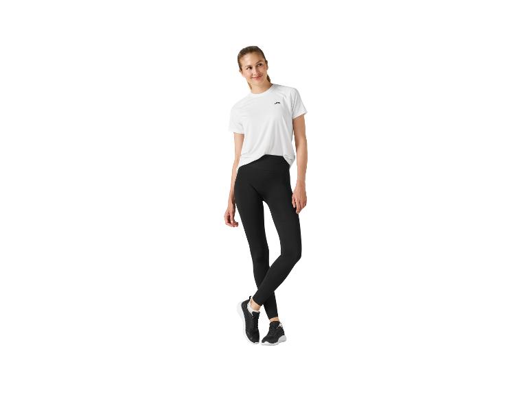 Vrouw in een wit sport-T-shirt en zwarte legging.