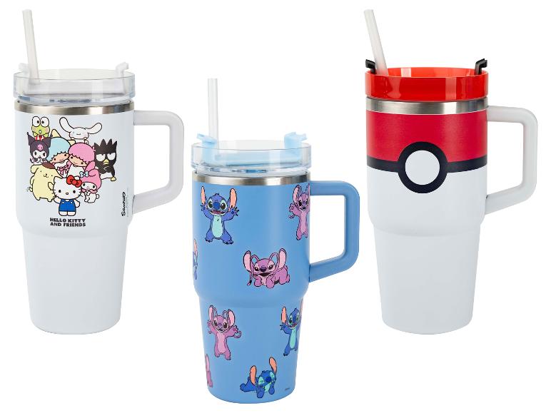 Drie bekers met handvat en rietje: één met Hello Kitty-personages, één met Stitch en één met een Poké Ball-ontwerp.