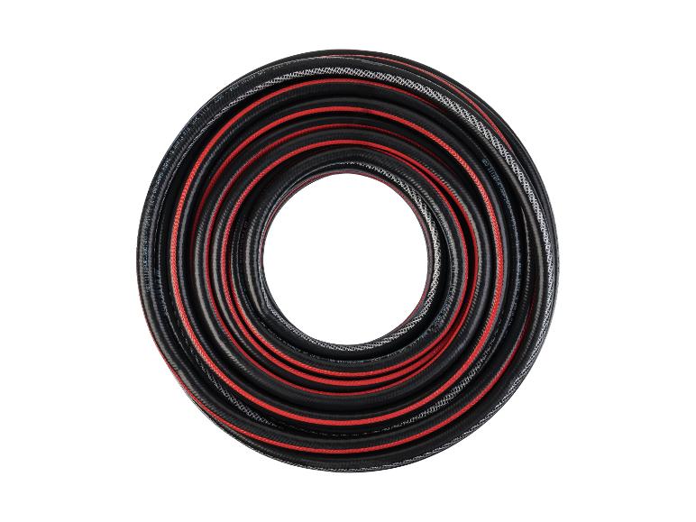 Opgerolde zwarte tuinslang met rode en witte strepen.