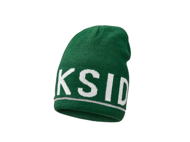 Groene gebreide beanie met witte letters.