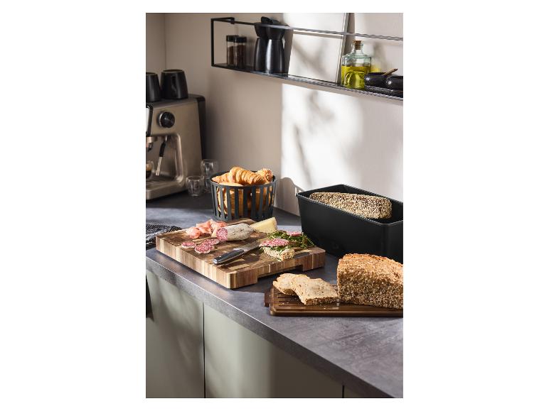 SILVERCREST® broodmand op een aanrecht met vers brood en gebak