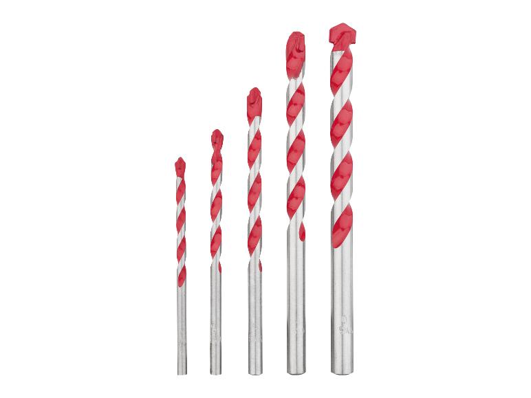 Een set van vijf boorbits in verschillende maten, met rode spiraalvormige groeven en zilverkleurige schachten.