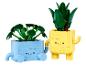 Twee kleurrijke Lego-achtige figuren, een blauwe plant en een gele ananas, met gezichten.