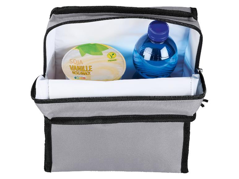 Grijze geïsoleerde rugzak met een bakje sojayoghurt en een fles water.