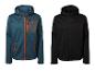 Twee heren softshell jassen met capuchon, één teal met oranje ritsen en één zwart.