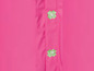 Roze regenjas met groene bloemen.