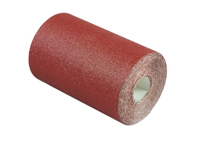 Rode schuurpapierrol, opgerold, met zichtbare korreltextuur.