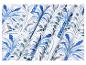 Witte stof met blauwe bladeren en tropische vogels, geplooid.