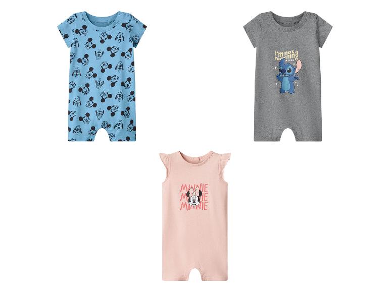 Drie babyrompertjes: een blauwe met Mickey Mouse, een grijze met Stitch en een roze met Minnie Mouse.