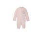 Roze babyboxpakje met twee hartjes.