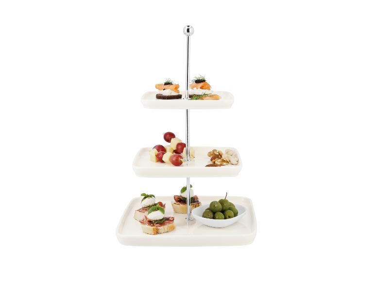 Drielaags serveerstandaard met diverse hapjes, waaronder zalm, kaas, druiven en olijven.
