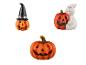 Drie decoratieve Halloweenpompoenen: één met een heksenhoed, één met een spook en één los.