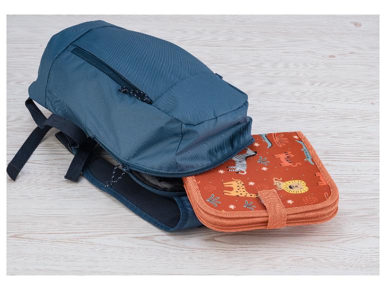 Blauwe rugzak met een oranje etui met dierenprint.