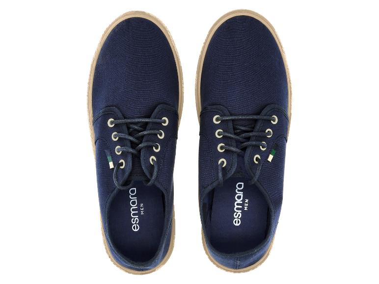Paar donkerblauwe canvas herenschoenen met beige zolen.