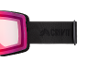 Close-up van skibril met roze lens en zwarte elastische band.