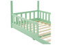 Een mintgroen houten bedframe met lattenbodem.