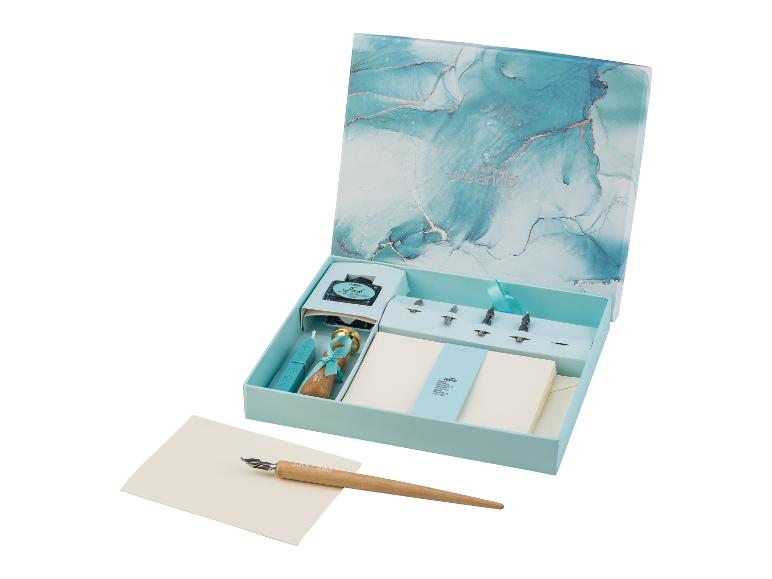 Kalligrafieset met pen, inkt, zegellak en papier, in een marmeren doos.