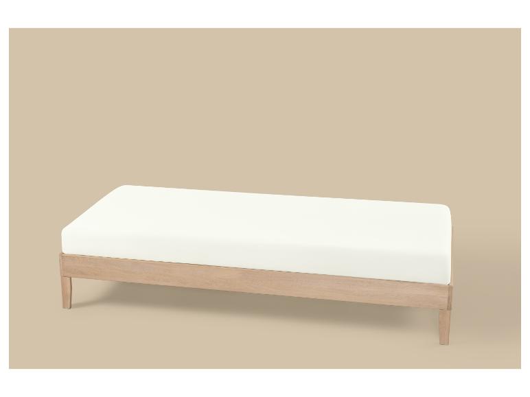 Houten bank met wit kussen op een beige achtergrond