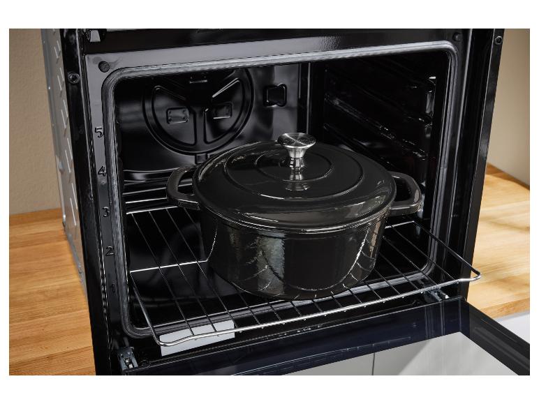 Zwarte gietijzeren Silvercrest-pan in de oven.