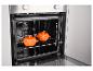 Oven met twee oranje pompoenvormige schaaltjes op een rooster.